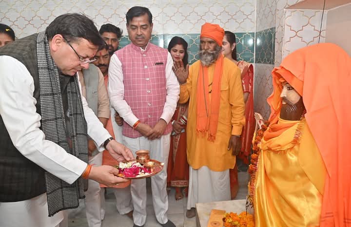 मुख्यमंत्री पुष्कर सिंह धामी ने सन्त शिरोमणि रविदास जी की प्रतिमा पर श्रद्धा-सुमन अर्पित किए