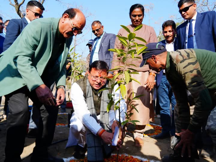 मुख्यमंत्री  पुष्कर सिंह धामी ने आज विजेता खिलाड़ियों के साथ किया खेल वन में पौधारोपण का शुभारंभ