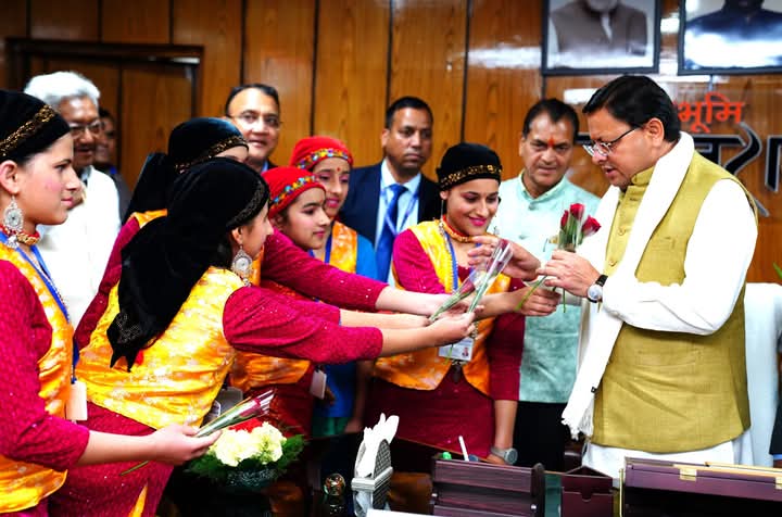 एकलव्य आदर्श आवासीय विद्यालय मेहरावना (चकराता) के विद्यार्थियों ने की मुख्यमंत्री से भेंट