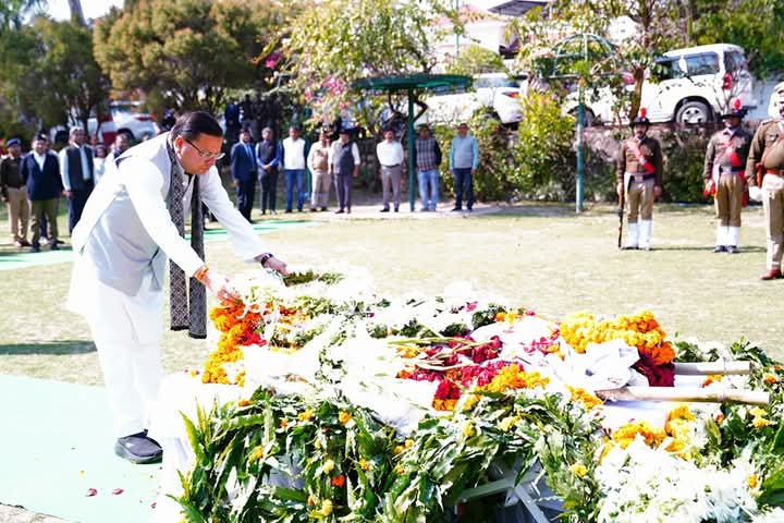 मुख्यमंत्री ने पुलिस महानिरीक्षक  केवल खुराना के पार्थिव शरीर पर पुष्पचक्र अर्पित कर श्रद्धांजलि दी