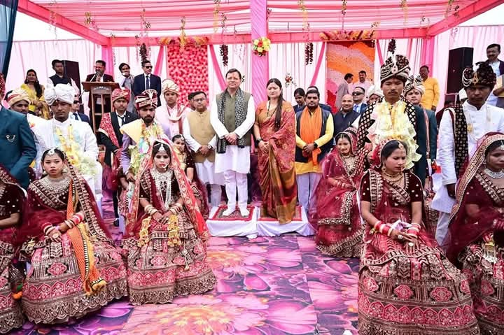 मुख्यमंत्री पुष्कर सिंह धामी ने सामूहिक विवाह कार्यक्रम में शामिल होकर नव दम्पतियों को आशीर्वाद व बधाई दी