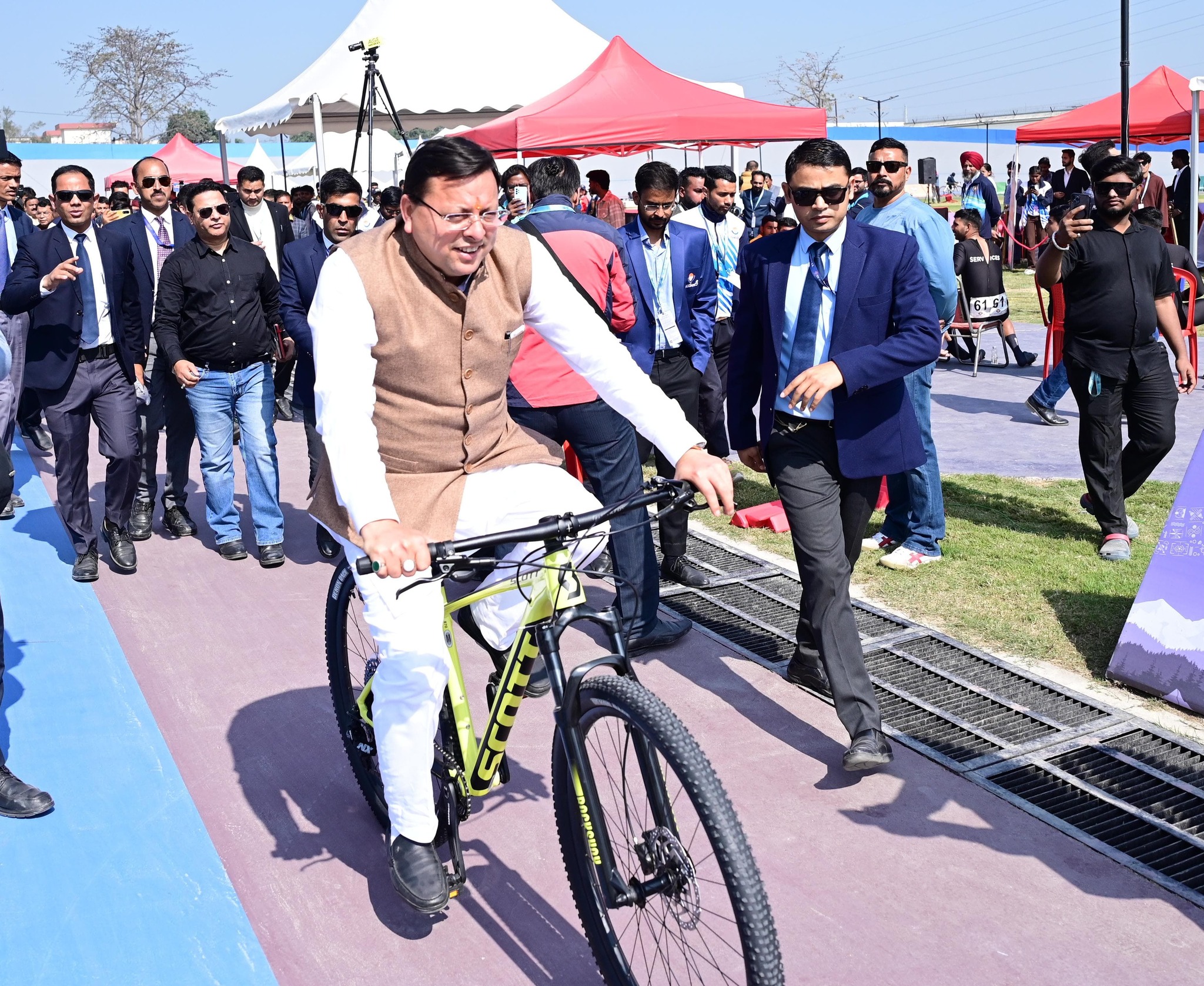 मुख्यमंत्री पुष्कर सिंह धामी ने साइकिलिंग कर खिलाड़ियों को किया प्रोत्साहित