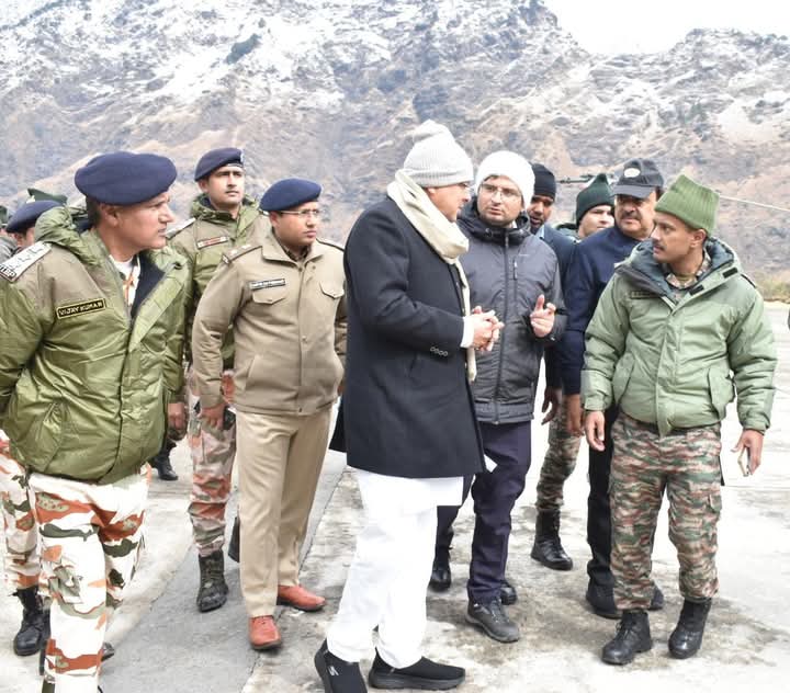मुख्यमंत्री पुष्कर सिंह धामी ने रेस्क्यू अभियान का जायजा लिया