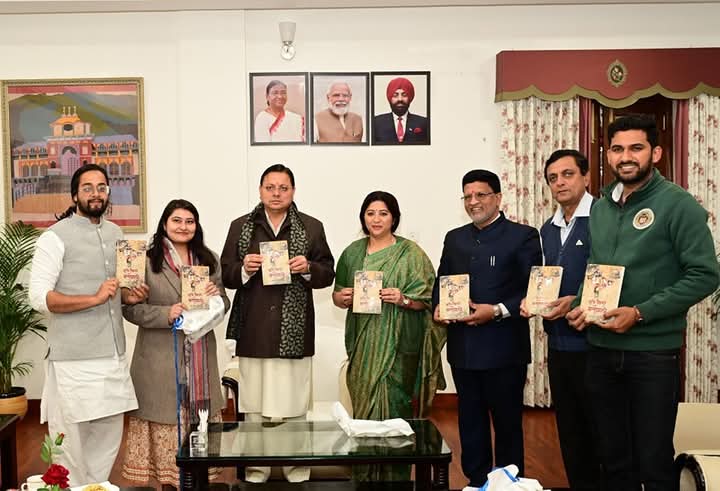 मुख्यमंत्री ने जय प्रकाश पांडेय के कहानी संग्रह ‘भूले बिसरे मतवाले’ का विमोचन किया