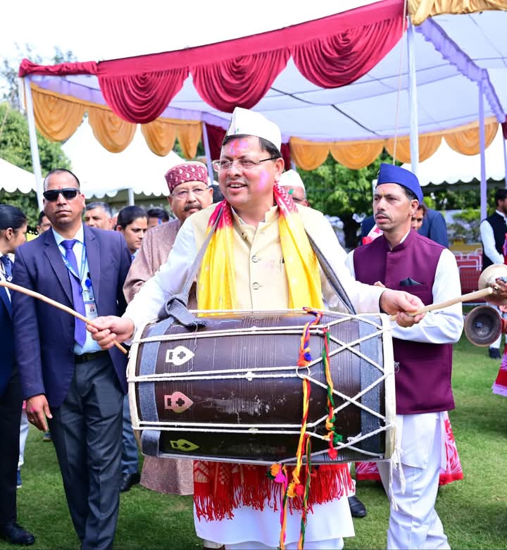 मुख्यमंत्री आवास में आज उत्तराखण्ड की समृद्ध संस्कृति के रंगों के साथ भव्य होली मिलन कार्यक्रम का किया आयोजन