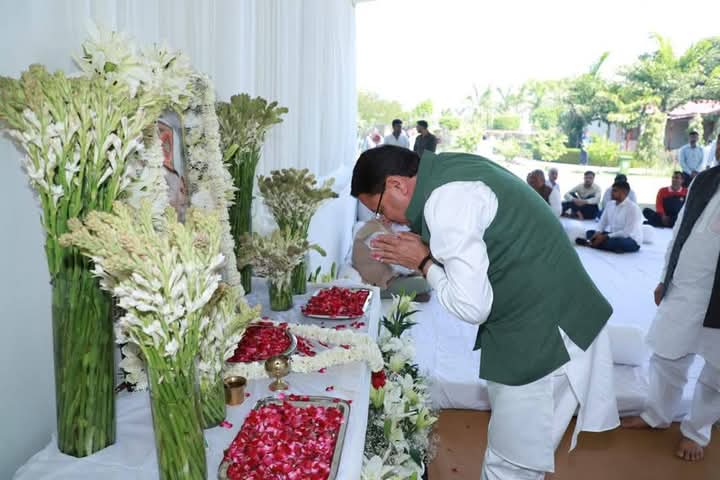मुख्यमंत्री पुष्कर सिंह धामी ने दी श्रद्धांजलि मुख्यमंत्री पुष्कर सिंह धामी ने दी श्रद्धांजलि
