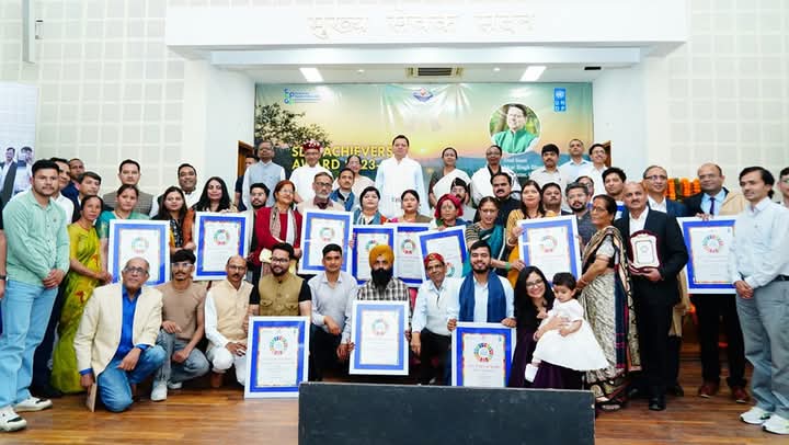 मुख्यमंत्री पुष्कर सिंह धामी ने अवार्ड से किया सम्मानित