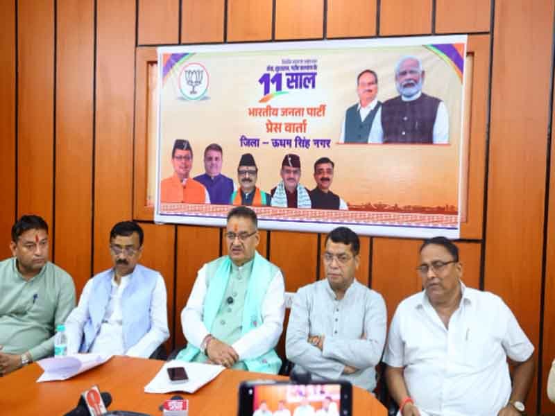 रुद्रपुर में भाजपा जिला कार्यालय में प्रेस वार्ता में मोदी सरकार के 11 वर्षों की उपलब्धियाँ की जानकारी देते कैबिनेट मंत्री गणेश जोशी