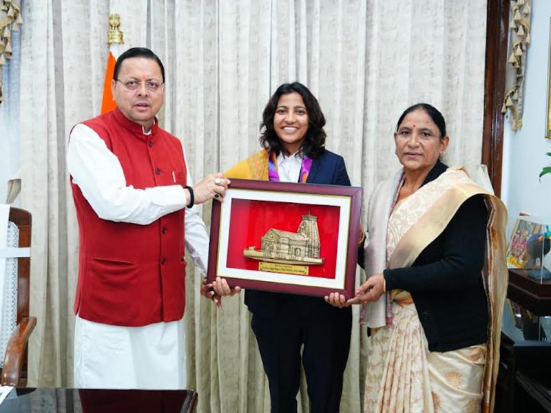 महिला विश्व कप विजेता क्रिकेटर स्नेह राणा ने की मुख्यमंत्री पुष्कर सिंह धामी से शिष्टाचार भेंट