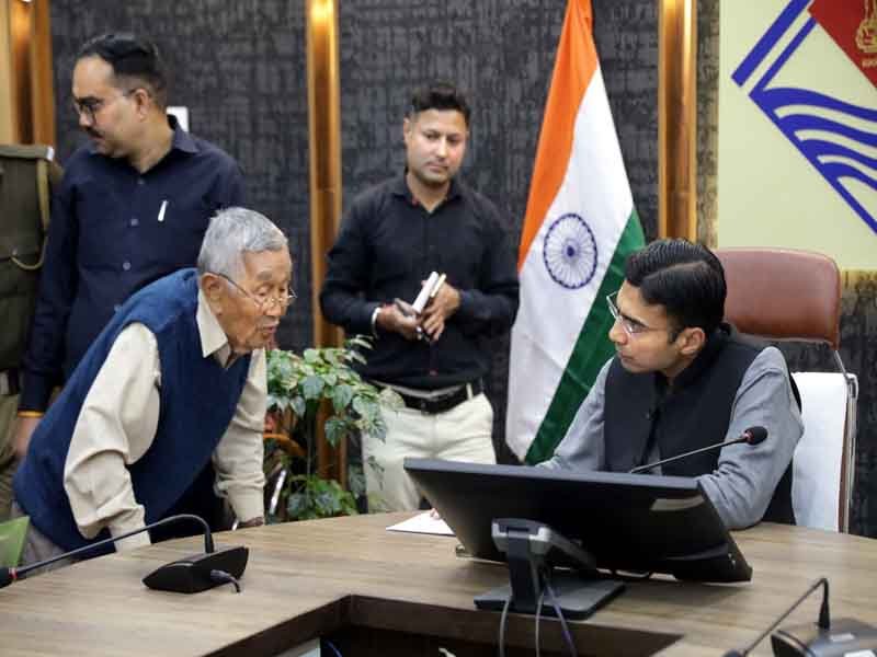 असहाय सरिता को रायफल फंड से आर्थिक सहायता; 12 वर्षीय दिव्यांग पुत्र को स्पांसरशिप योजना से माह में 4 हजार प्रतिमाह की मौके पर ही स्वीकृति